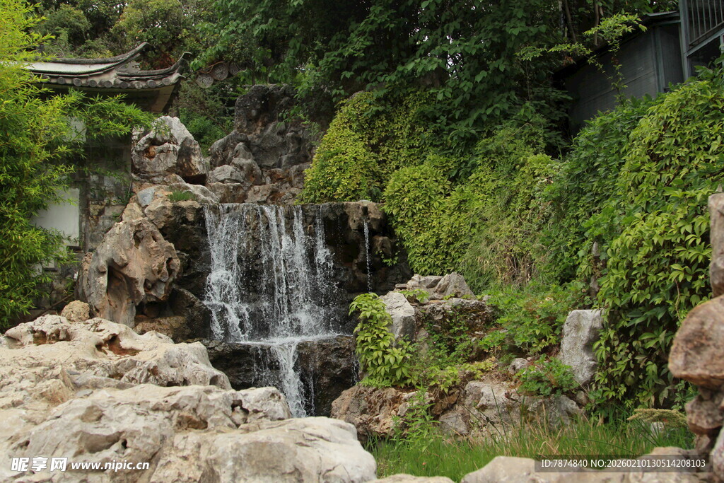 山间小瀑布 绿意环绕景致美