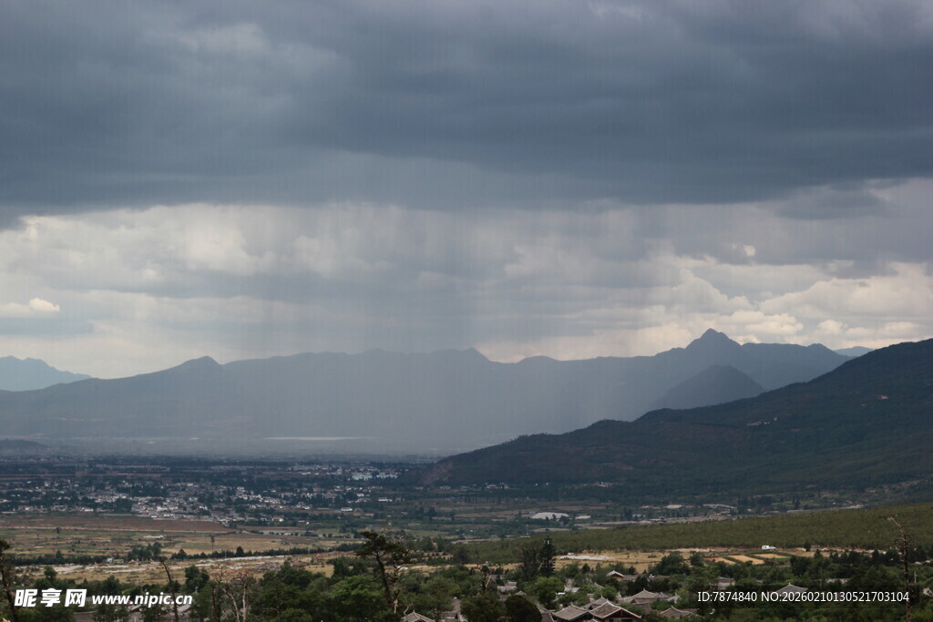 山间乌云密布的壮丽景观
