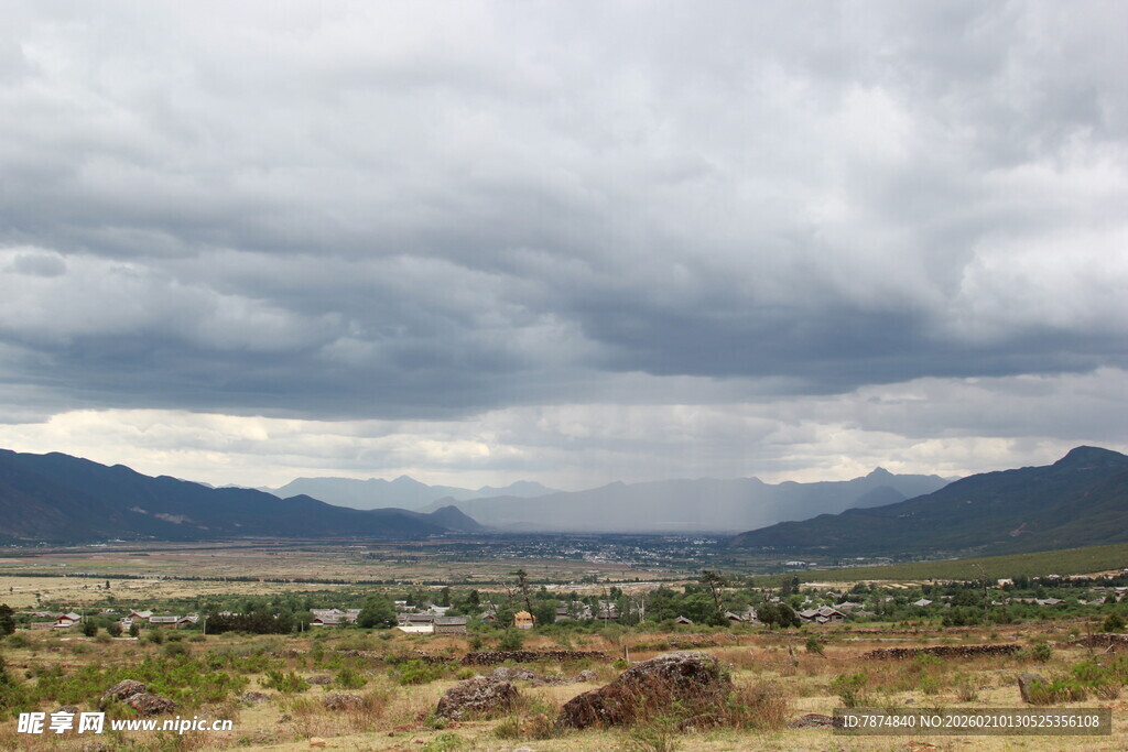 阴云下的旷野与远山景色