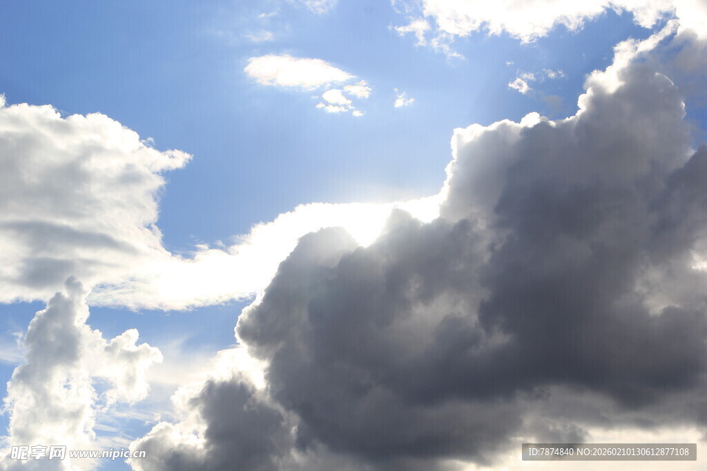 蓝天白云间的光影变幻
