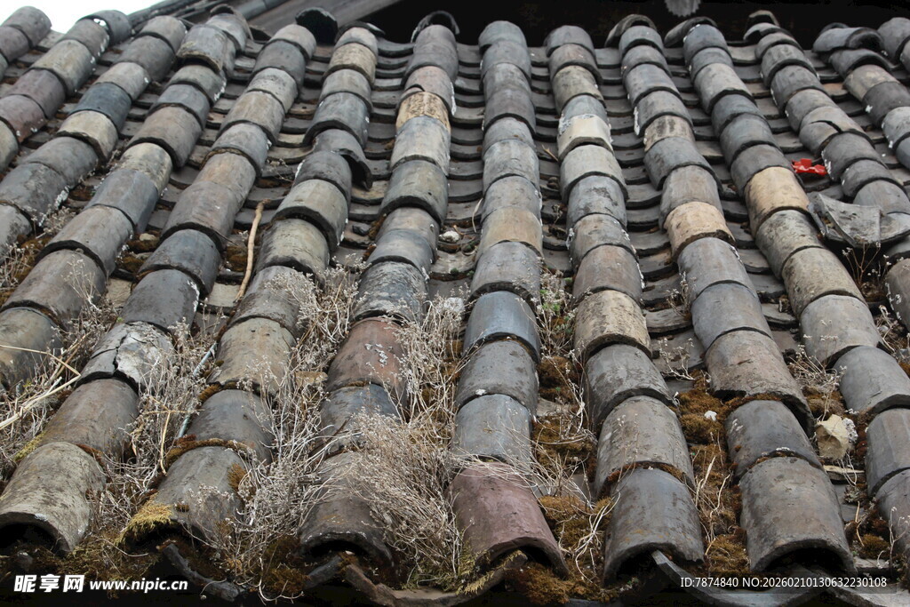 老旧瓦片屋顶特写