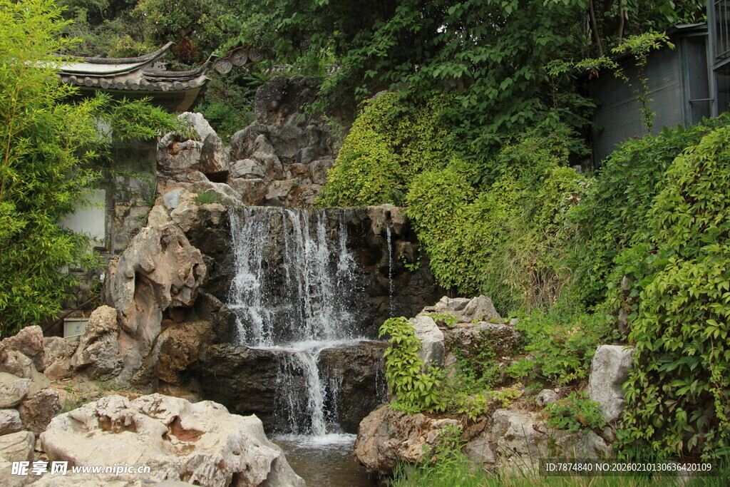 山间小瀑布 绿意环绕美景