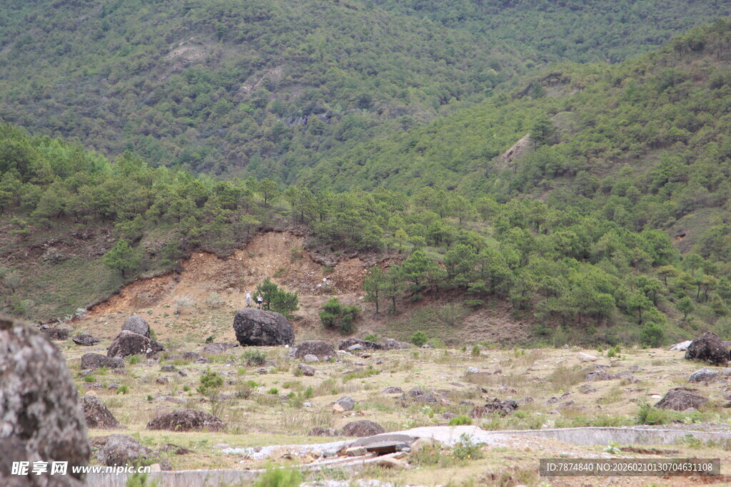 山间荒芜之地的自然景象
