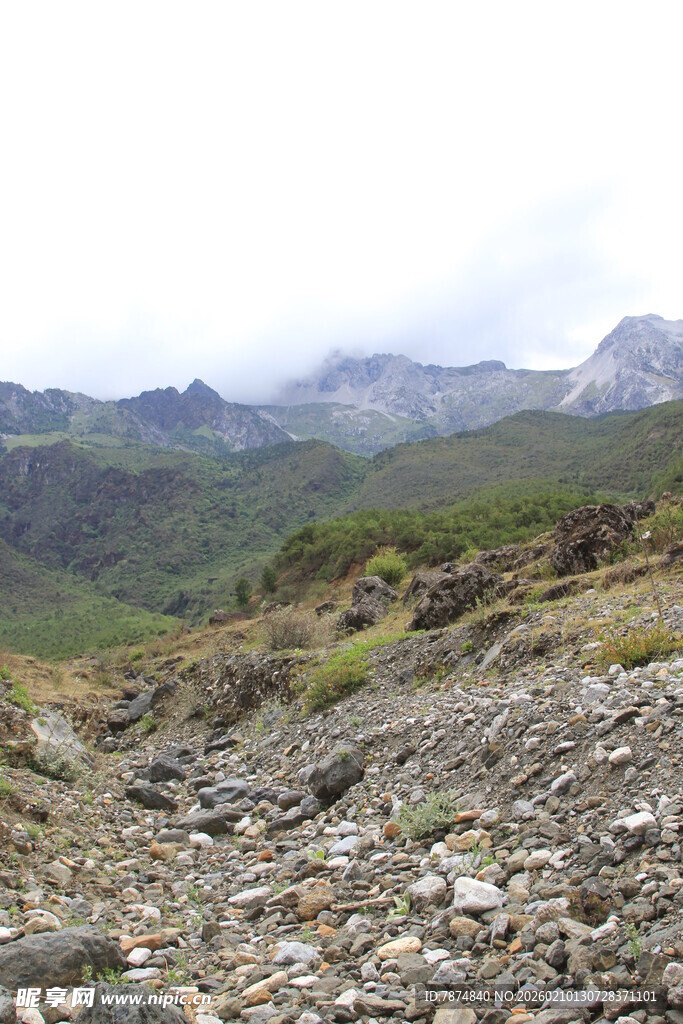 山间碎石地貌景观