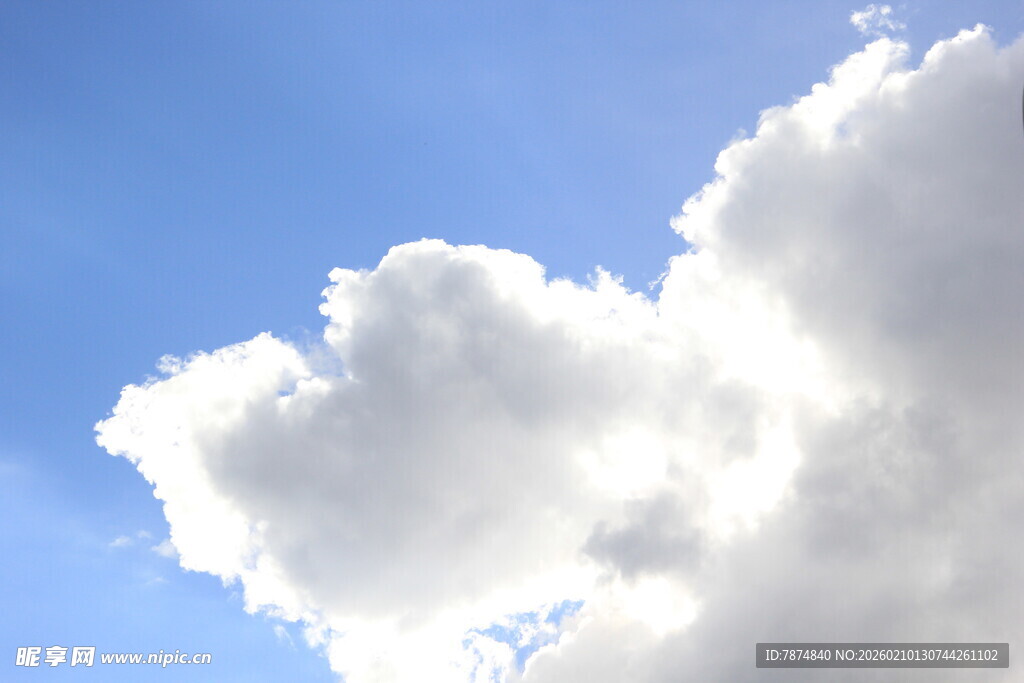 蓝天中的蓬松白云