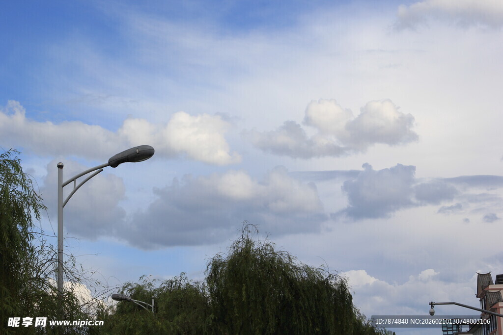 蓝天白云下的街景