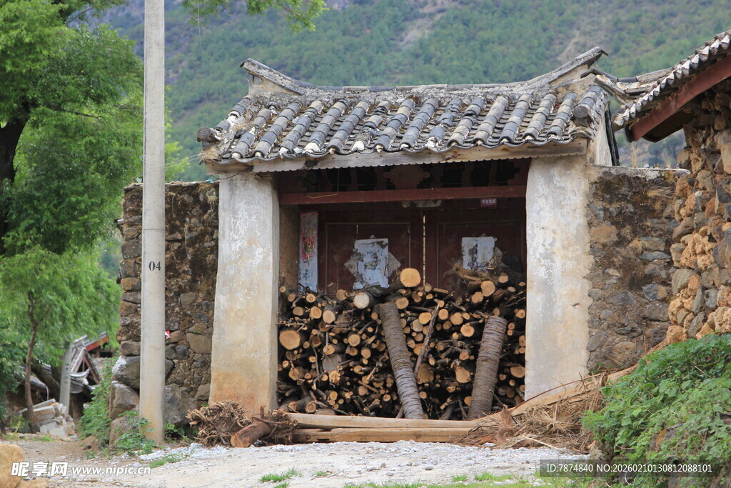 古朴乡村小屋前的柴垛