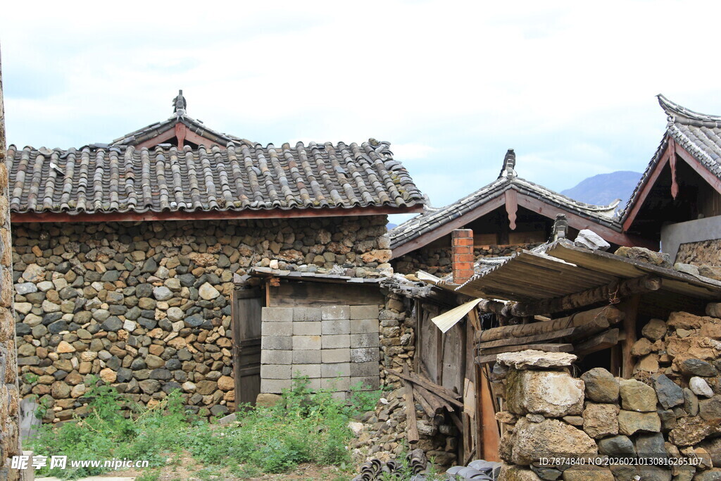 古朴乡村石屋景象