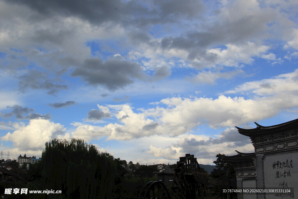 蓝天白云下的中式建筑一角