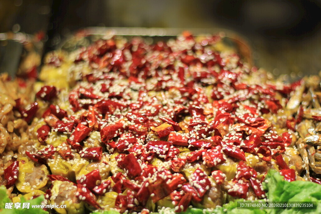 诱人的撒满辣椒的美味烧烤