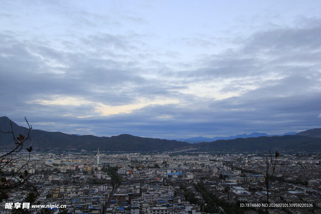城市远景与天边云层景观