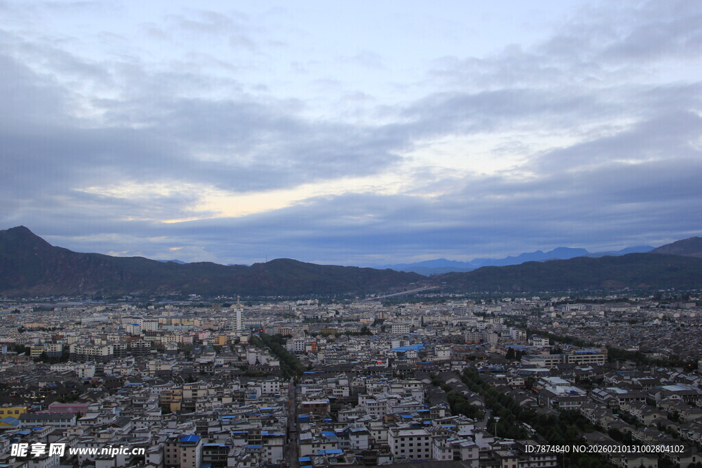 城市远景与天边山峦景观