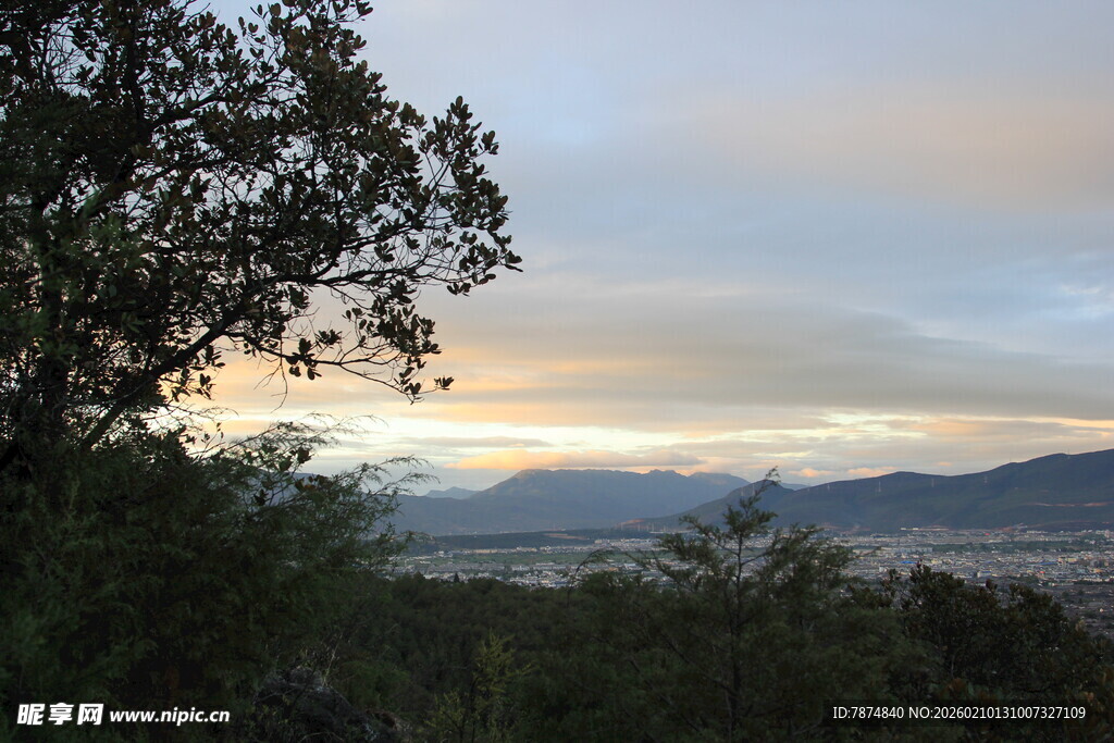 黄昏山林间的远山美景