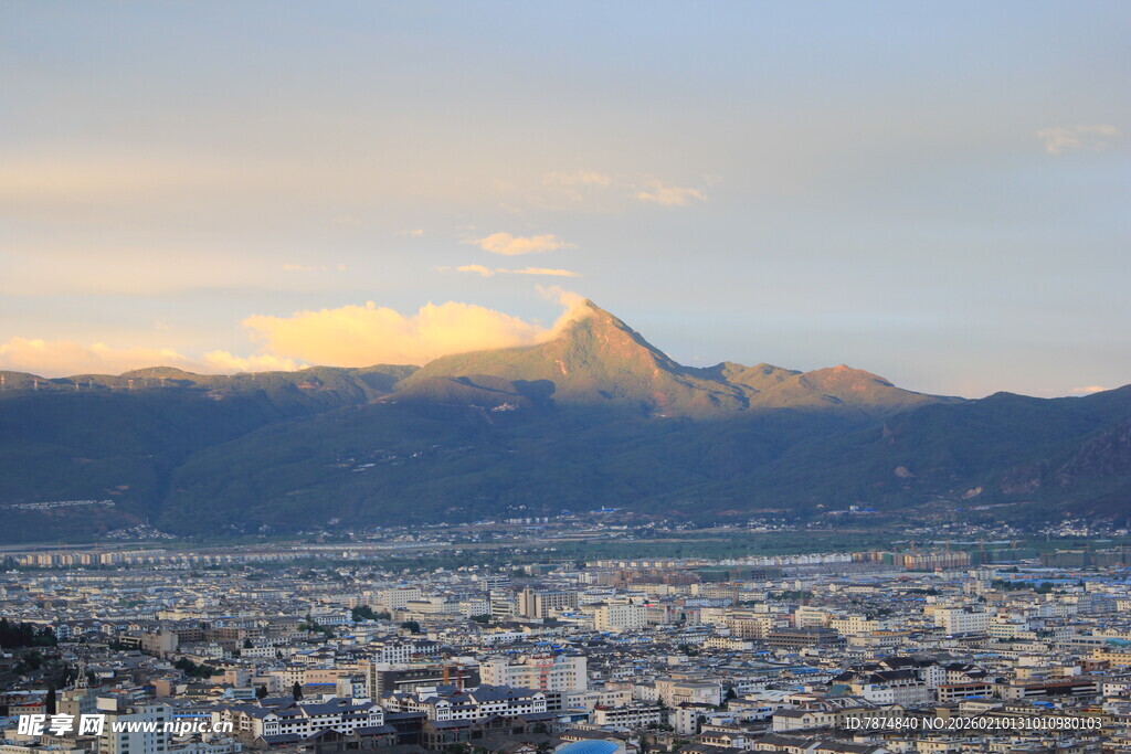 城市远景中的壮丽山峦