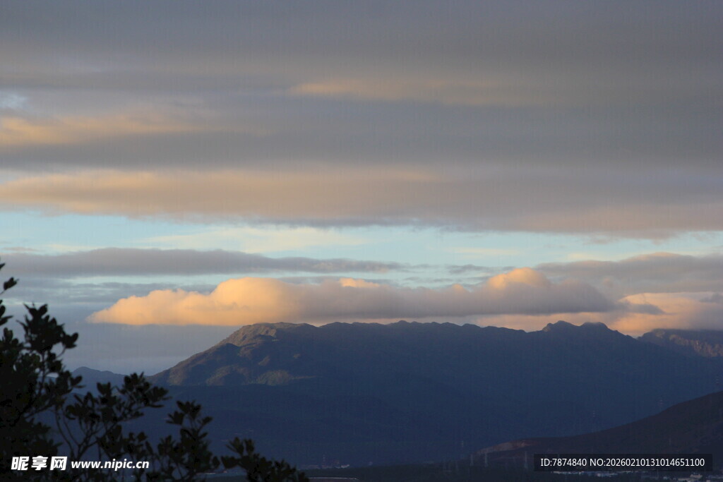 黄昏远山与天边绚丽云彩