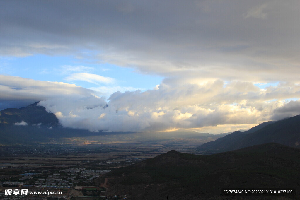 壮丽山间云海景观