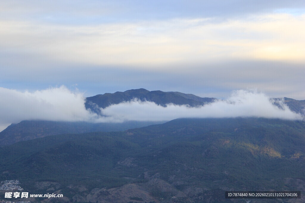 云海环绕中的巍峨山峦