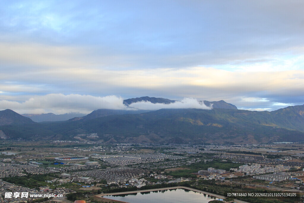 城市与远山的壮美景观