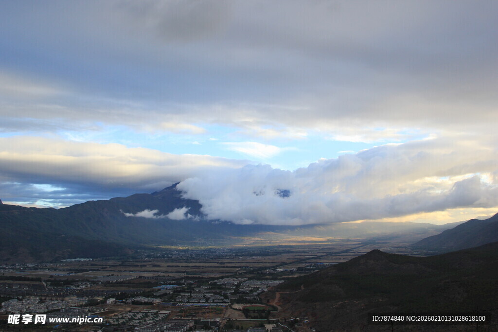 山间云海壮丽景观