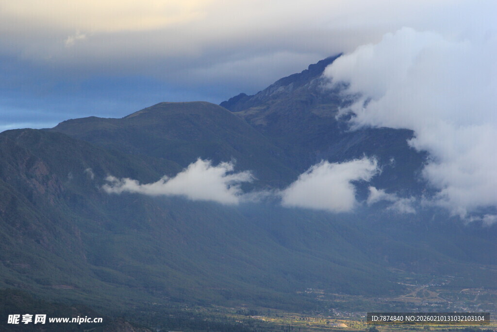 云雾缭绕的壮丽山峦