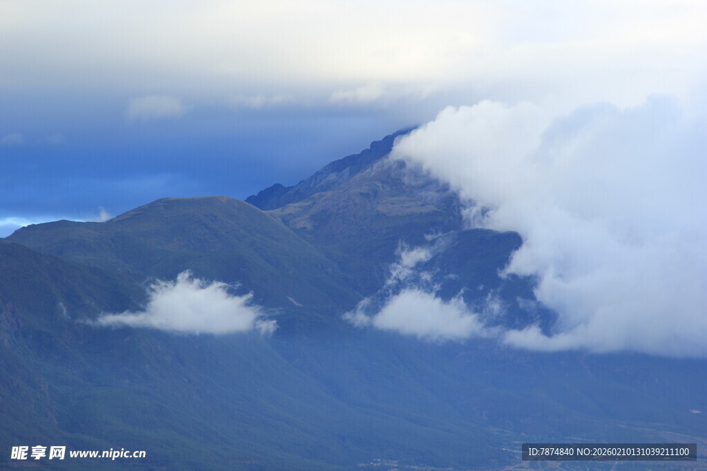 云雾缭绕的壮丽山峦