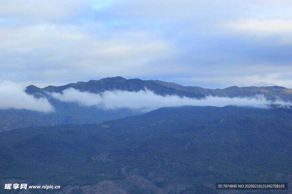 云雾缭绕的壮美山峦