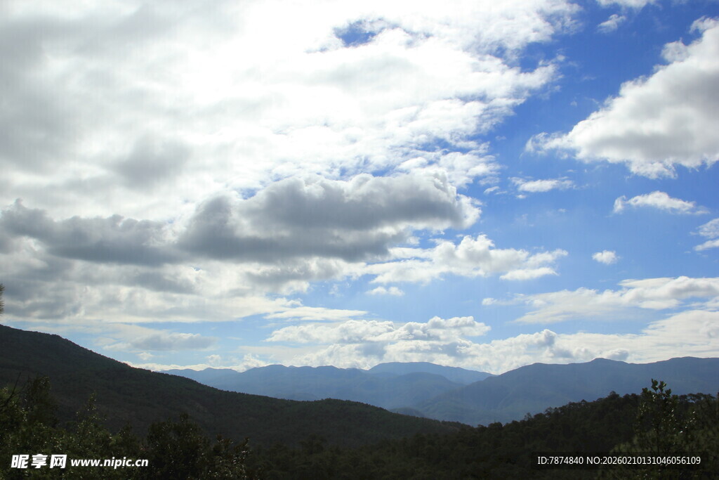 蓝天白云下的山峦美景
