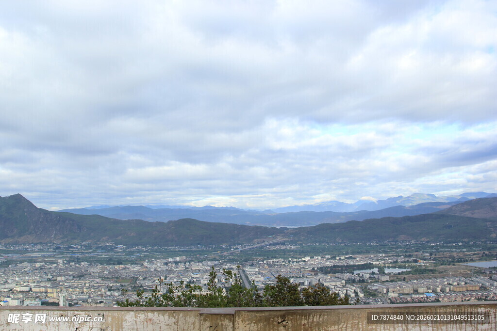 山城远景 云雾缭绕之景