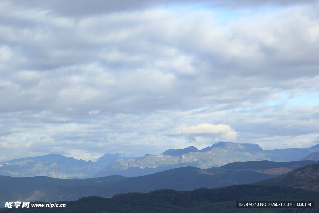 云雾缭绕的壮丽山脉景观