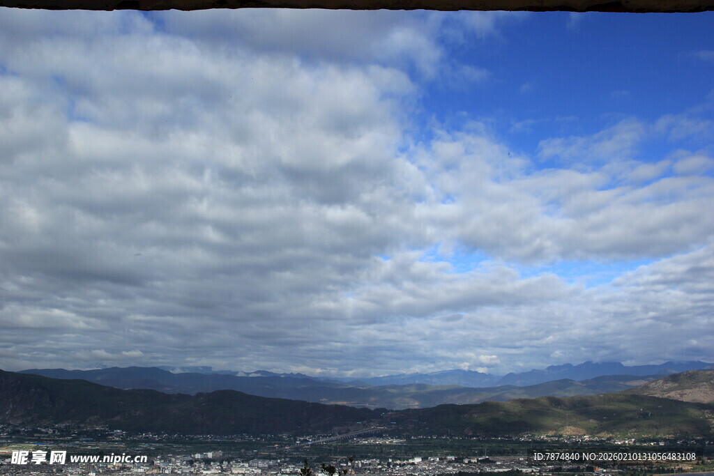 蓝天白云下的山峦美景