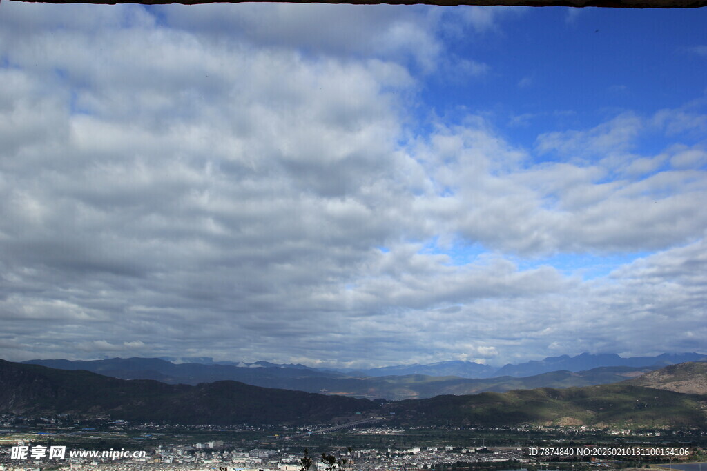 蓝天白云下的山峦美景