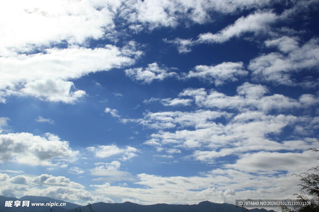 蓝天白云下的远山美景