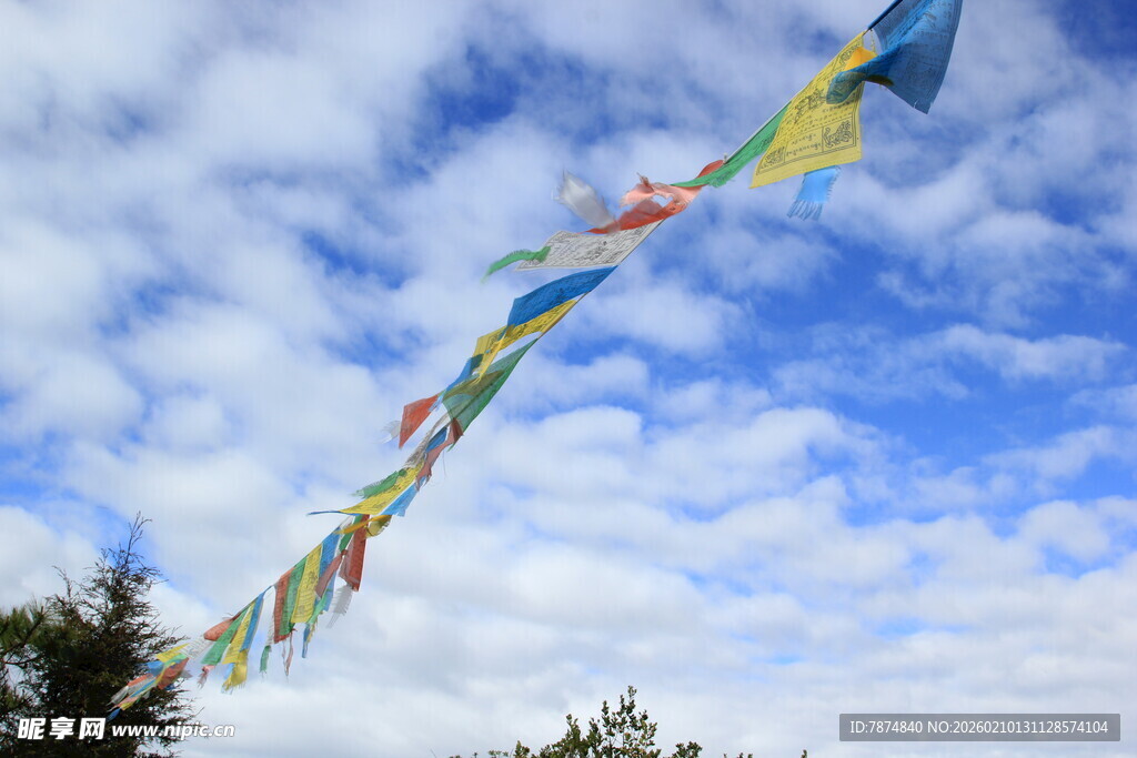 蓝天飘拂的五彩经幡