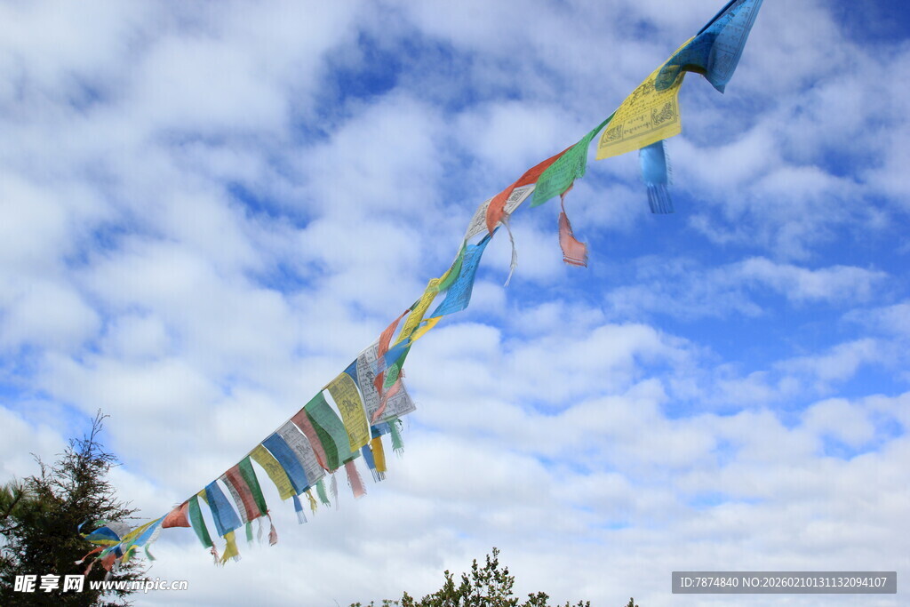 蓝天白云下的五彩经幡