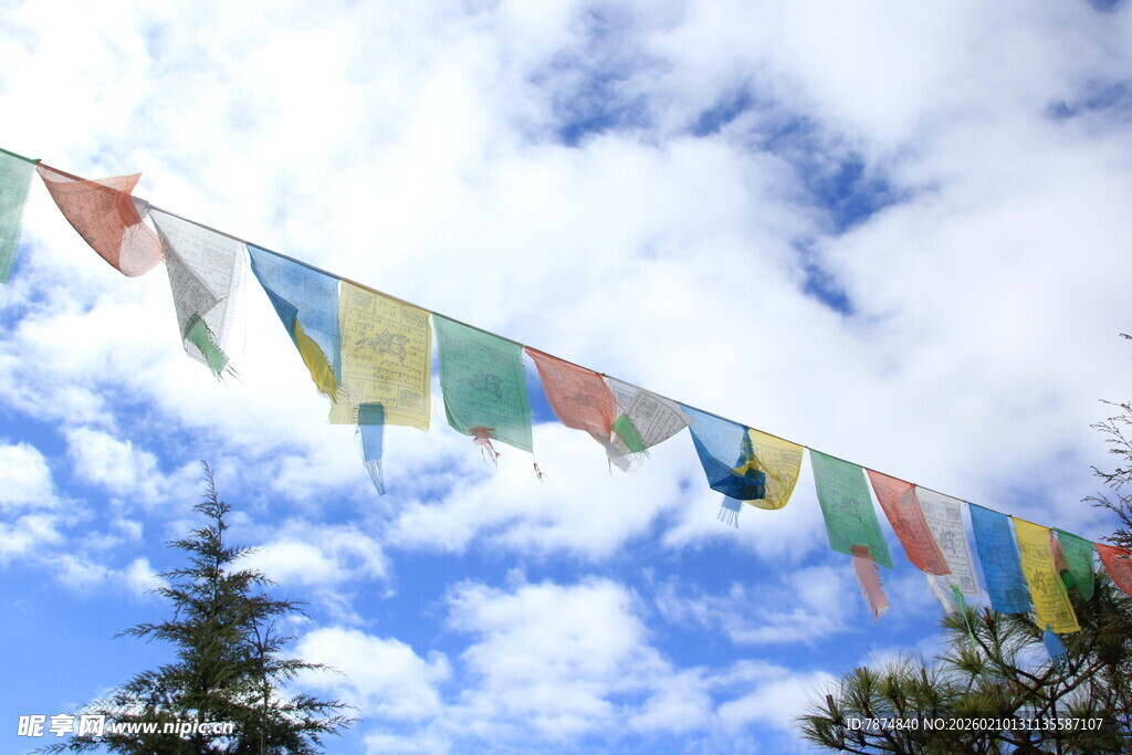 蓝天白云下的五彩经幡