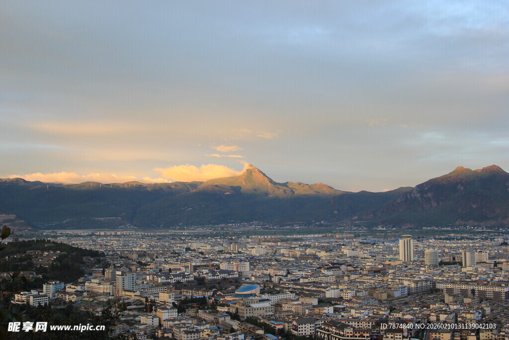 城市与远山的黄昏美景