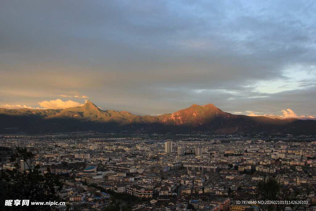 城市与远山的黄昏美景