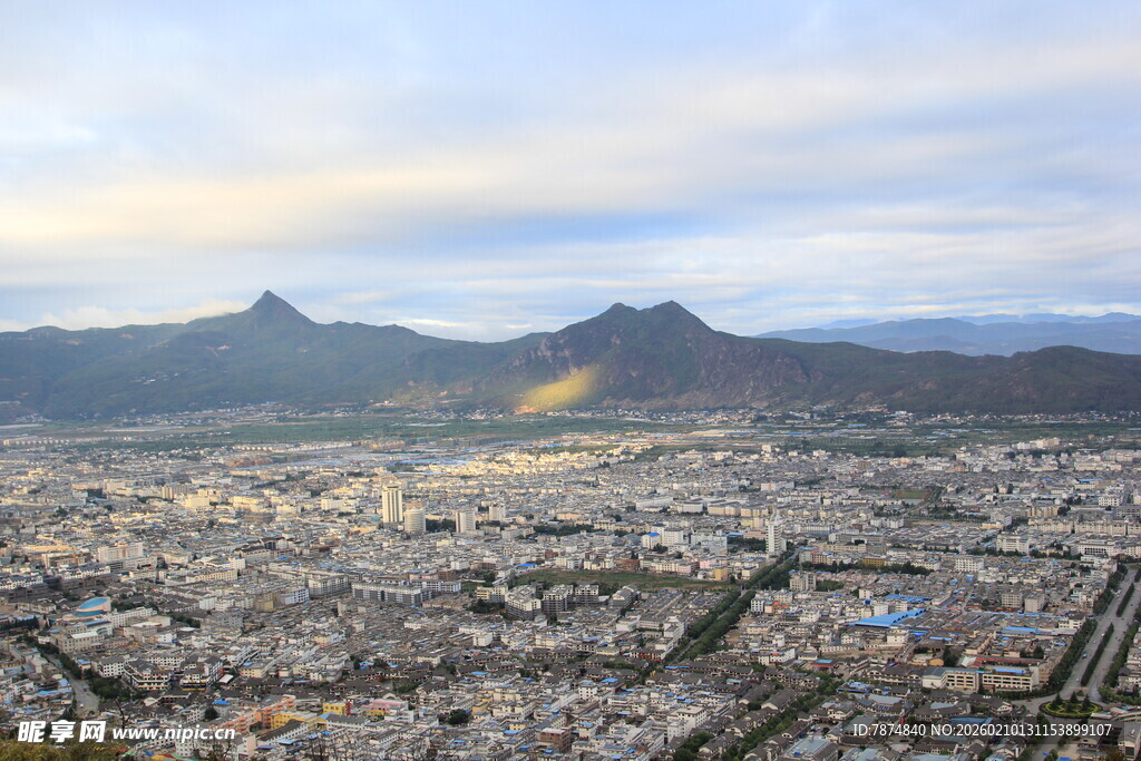 俯瞰城市与远山美景