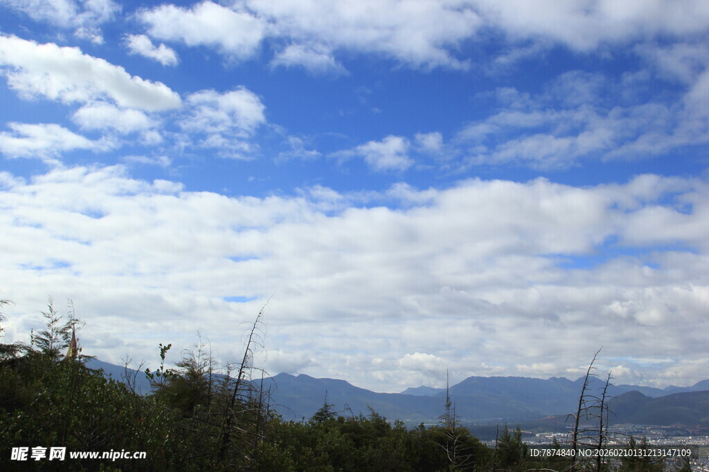 蓝天白云下的山林远景