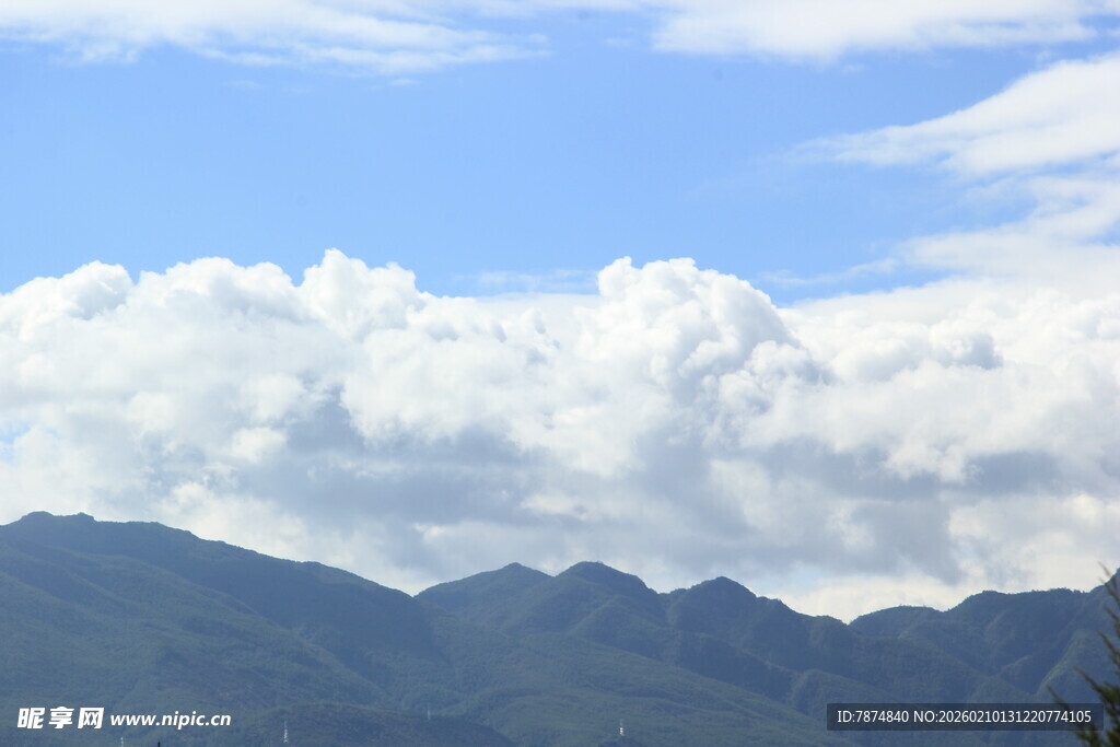 蓝天白云下的连绵山脉