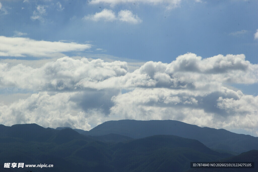 蓝天白云下的连绵山脉