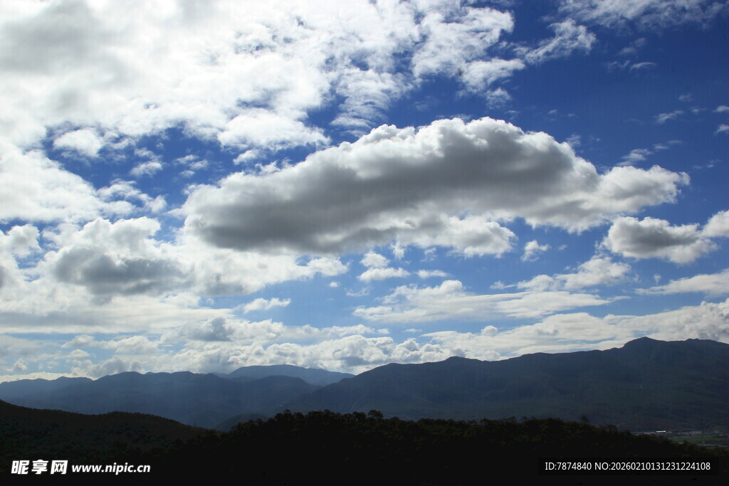 蓝天白云下的山峦美景