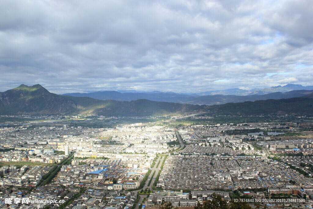 俯瞰城市与远山美景