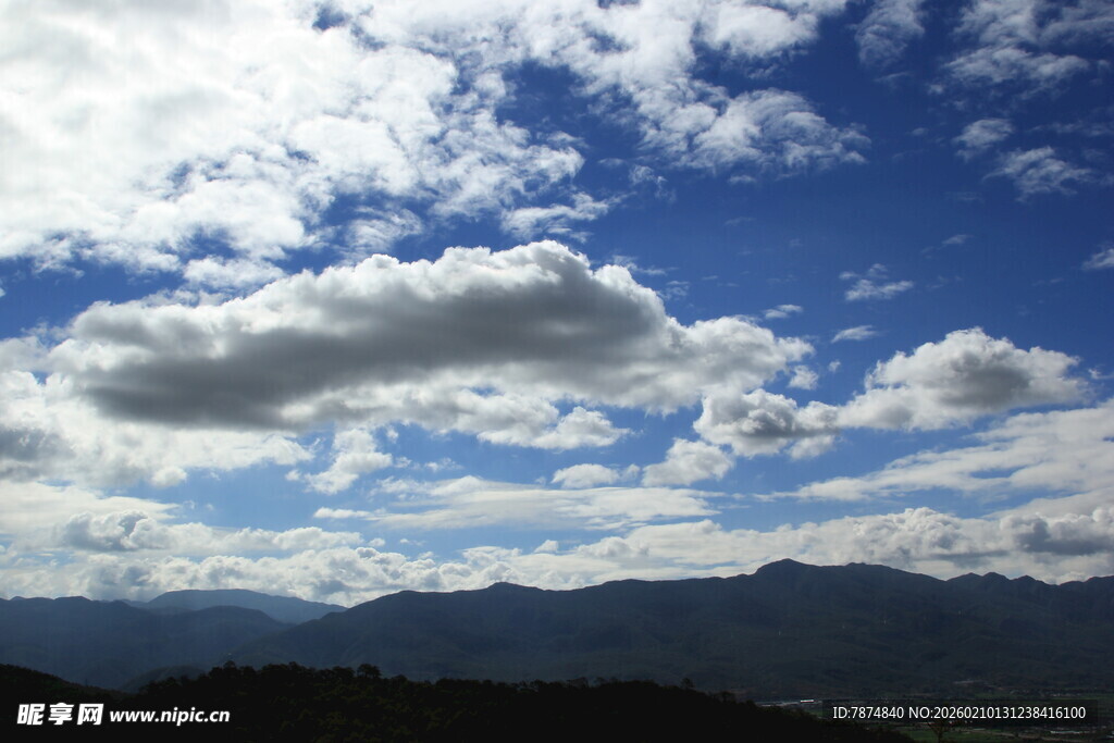 蓝天白云下的山峦美景