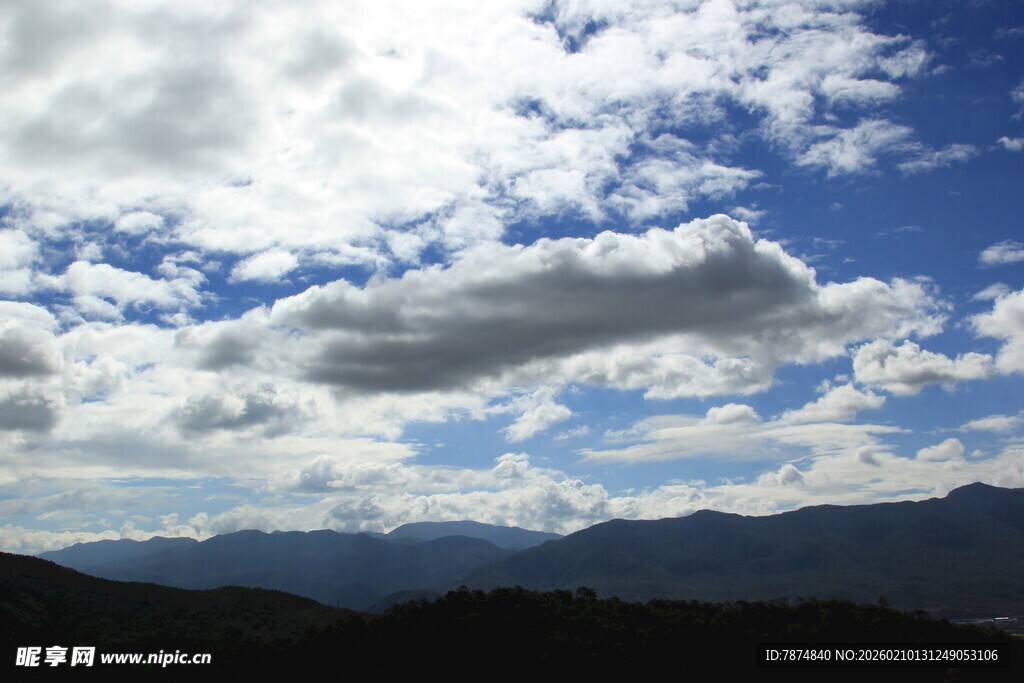 蓝天白云下的连绵山脉
