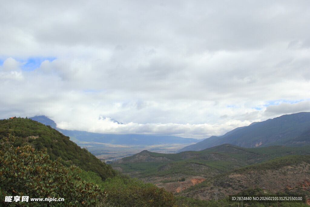 山峦云海间的壮美风光