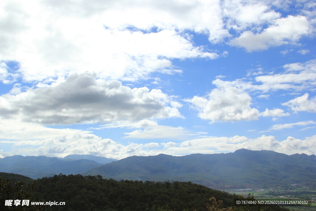 蓝天白云下的山峦美景