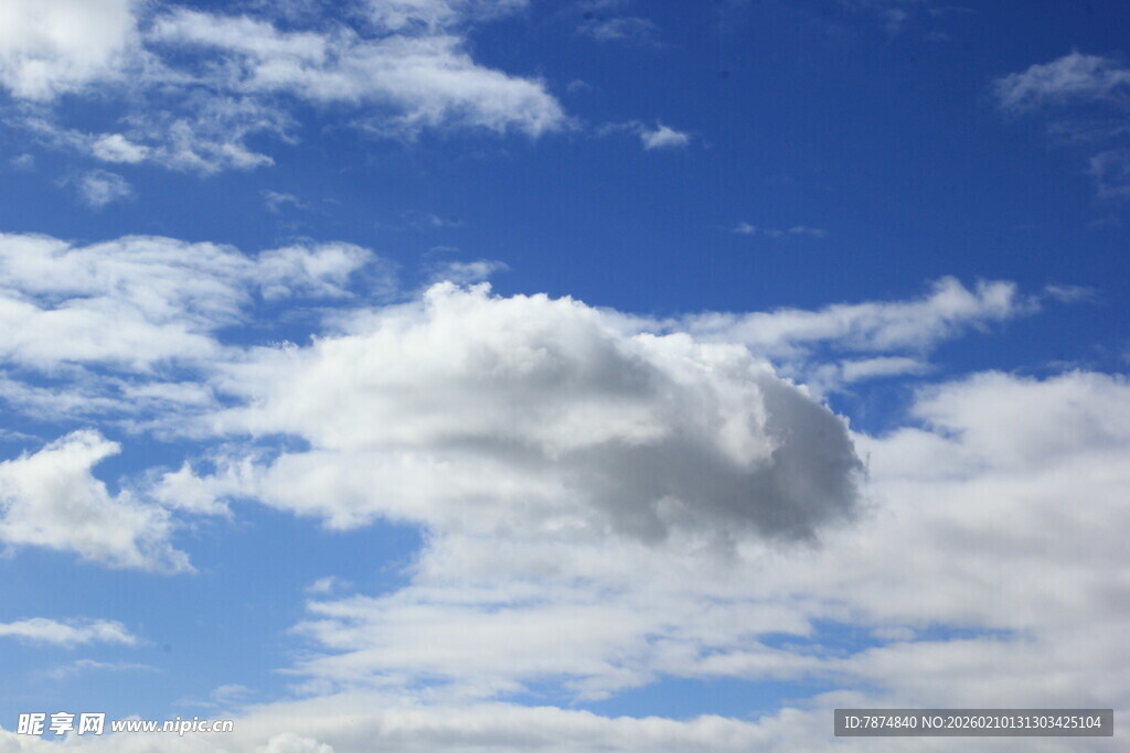 蓝天中的蓬松白云