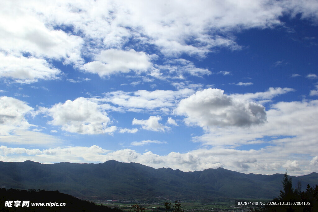 蓝天白云下的山峦美景