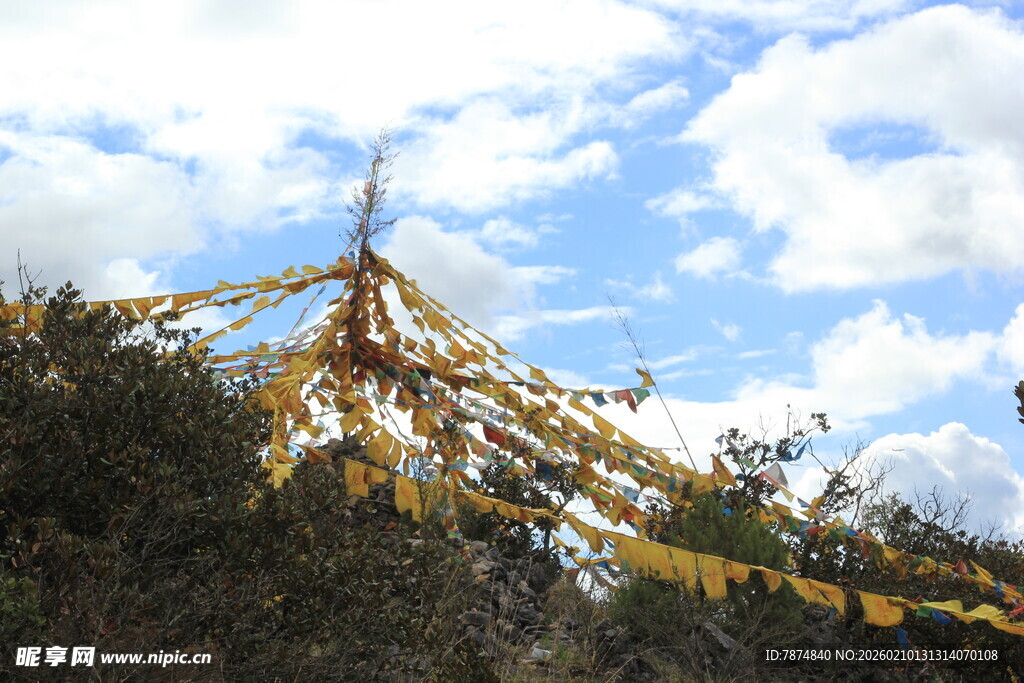 山顶经幡飘扬